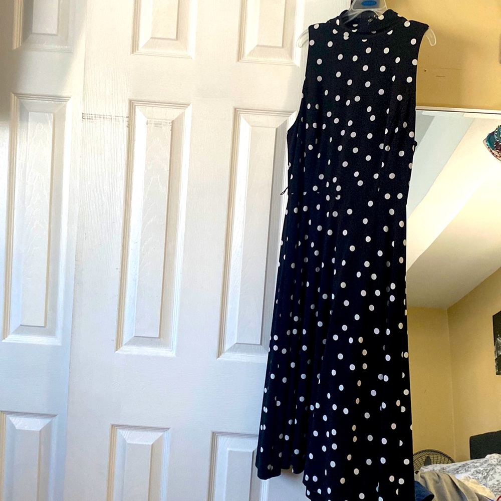 Vestido  con  tonos blancos  de cuello alto